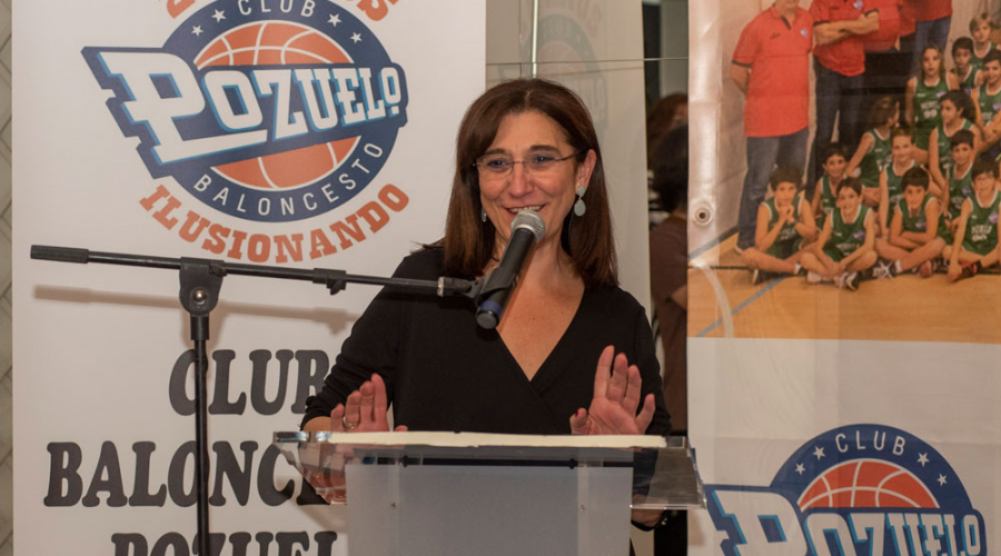 La alcaldesa, Susana Pérez Quislant, en el 25 aniversario del Club Baloncesto Pozuelo