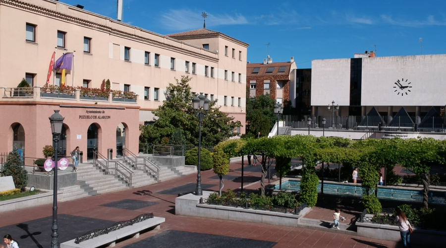 Fachada del Ayto y Plaza Mayor 