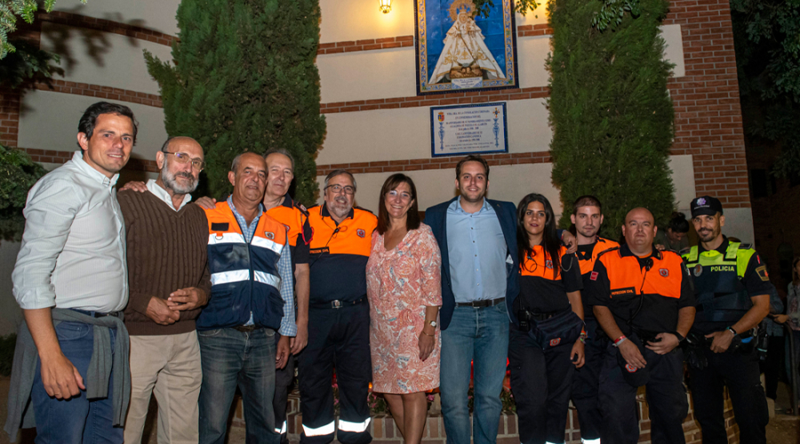 La alcaldesa junto a miembros de la corporación y protección civil