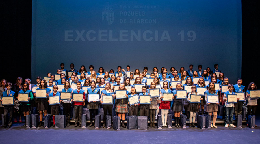 Premios excelencia y mérito académico estudiantes de primaria y secundaria.