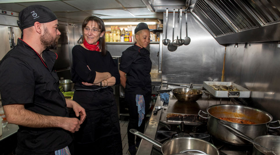 La alcaldesa visita una de las cocinas participantes en la primera edición de Pozuelo de Cuchara
