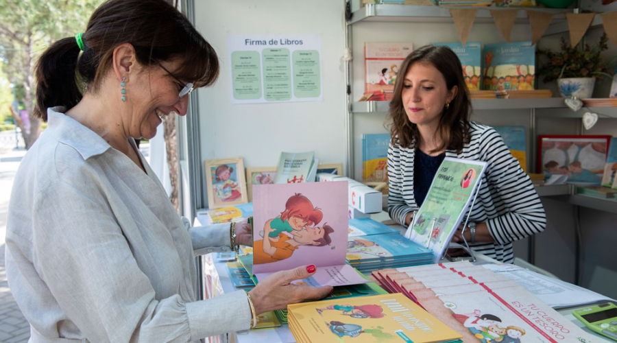 La alcaldesa en la Feria del Libro