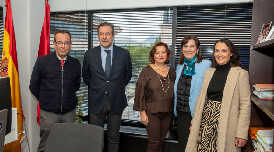 La alcaldesa, Susana Pérez Quislant, visita los juzgados de Pozuelo