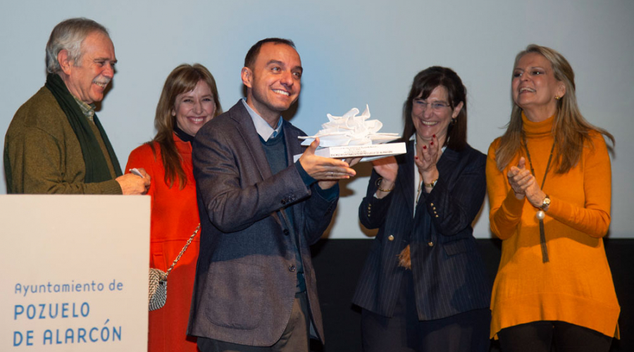 La alcaldesa Susana Pérez Quislant entrega el “I Premio de Novela Histórica de Pozuelo de Alarcón” al escritor José Zoilo por su obra “El alano”