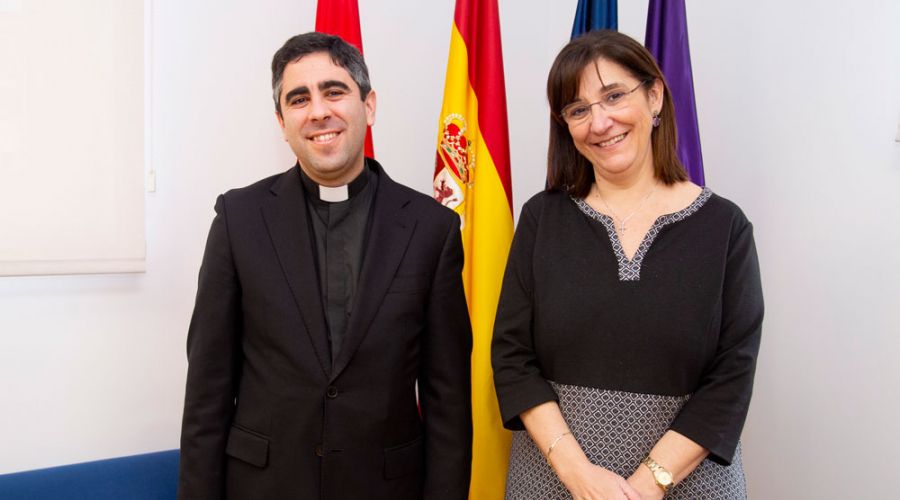 La alcaldesa, Susana Pérez Quislant, junto al párroco de Húmera