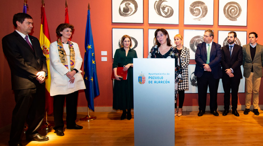 La alcaldesa, Susana Pérez Quislant, en la inauguración de la exposición de Martín Chirino