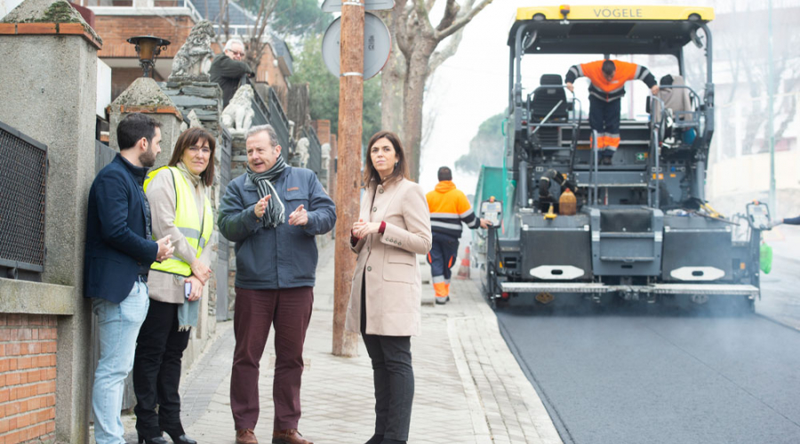 La alcaldesa, Susana Pérez Quislant, visita la última fase de la operación asfalto