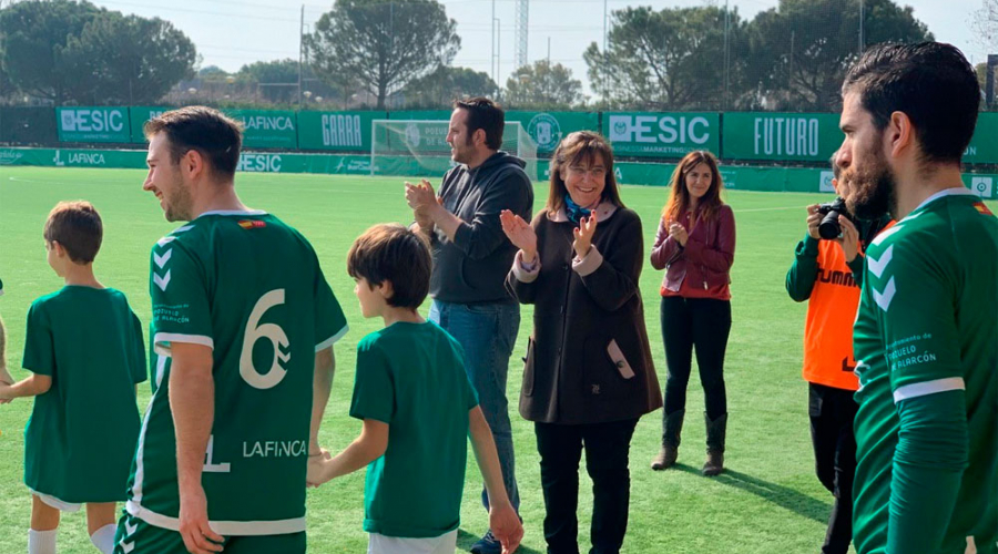 La alcaldesa, Susana Pérez Quislant, se une al partido solidario del Club de Fútbol Pozuelo 