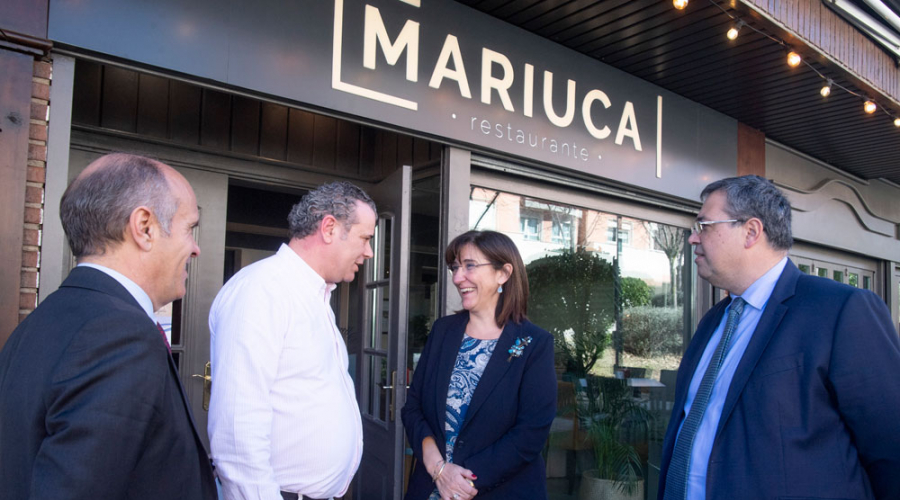 LA alcaldesa visita el restaurante Mariuca en las jornadas de Pozuelo de Cuchara 2020