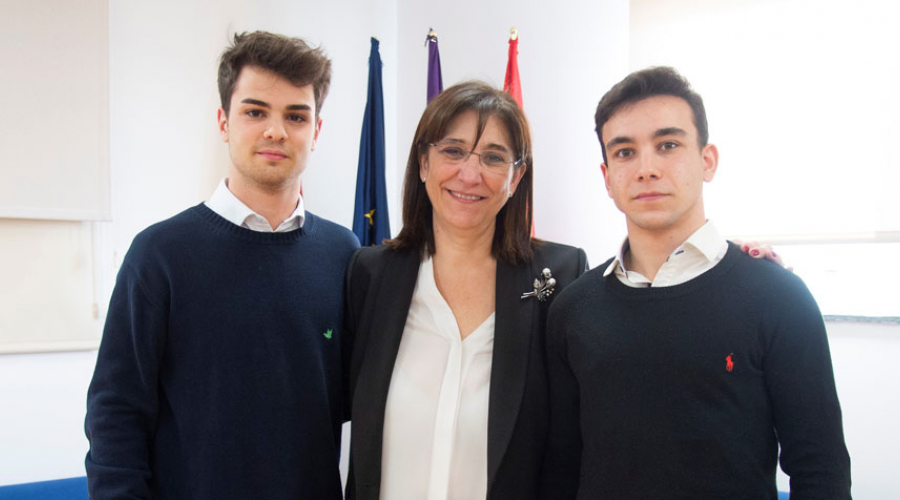 La alcaldesa de Pozuelo de Alarcón, Susana Pérez Quislat, junto a los subcampeones de Europa 2019 de Judo