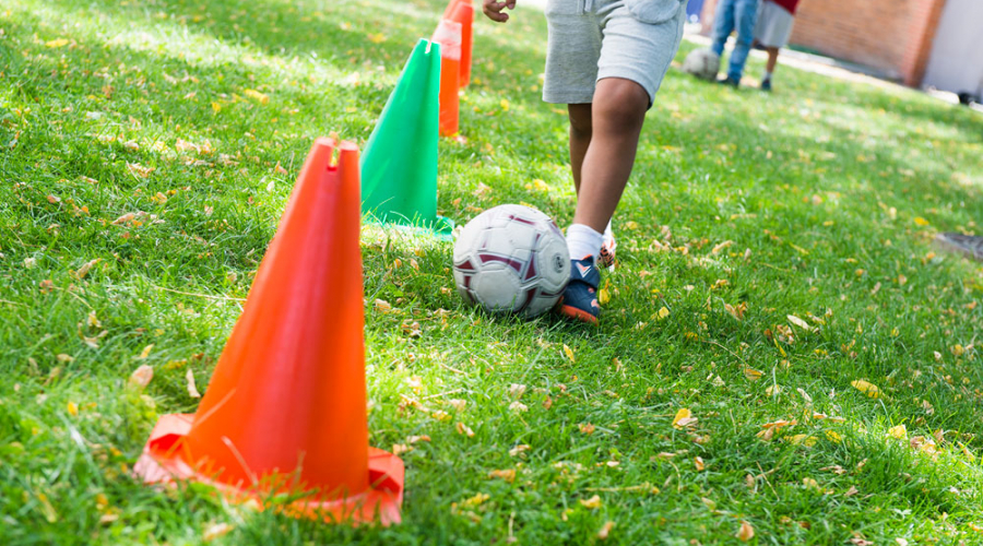 Imagen de niño jugando a la pelota