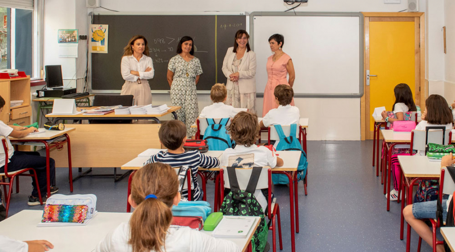 La alcaldesa, Susana Pérez Quislant, visita un colegio