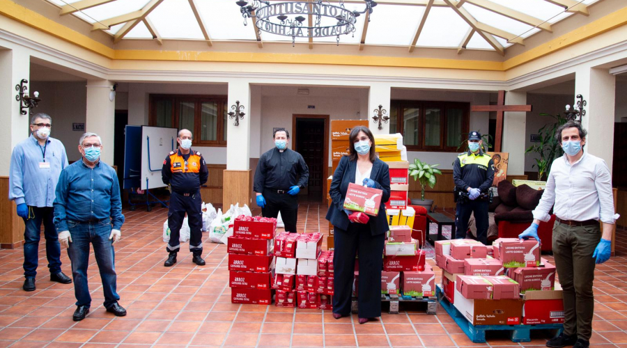 Entrega de alimentos a la iglesia Asunción de Nuestra Señora