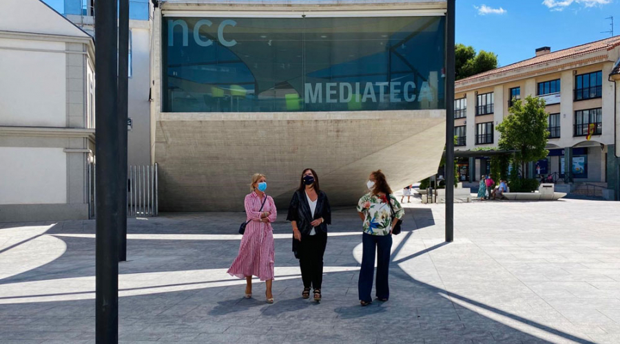 Susana Pérez Quislant, alcaldesa de Pozuelo de Alarcón, visita la Plaza del Padre Vallet con su nueva cubierta