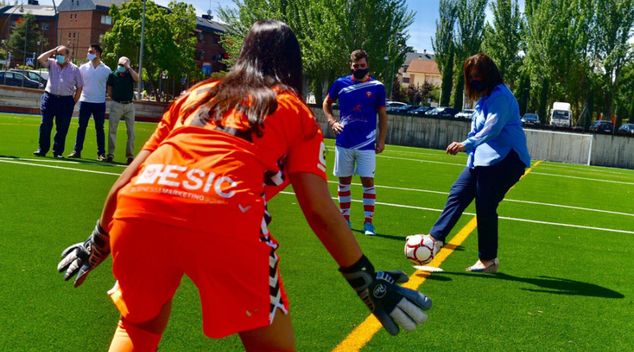 La alcaldesa en el campo de fútbol del Polideportivo El Pradillo