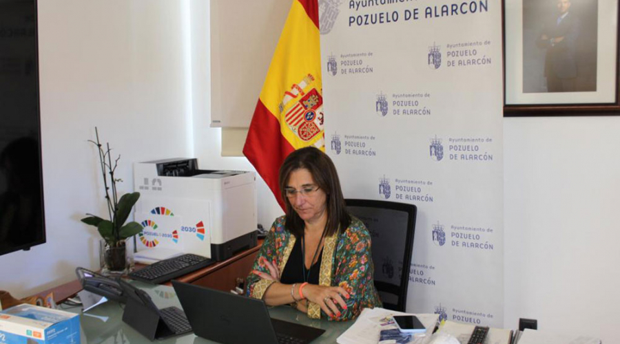 La alcaldesa de Pozuelo, Susana Pérez Quislant, durante la videoconferencia en su despacho