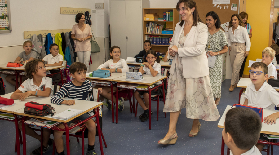 La alcaldesa durante una visita a un colegio