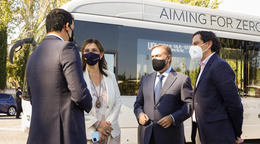 La alcaldesa en las pruebas en España del bus eléctrico cero emisiones ‘Citea’