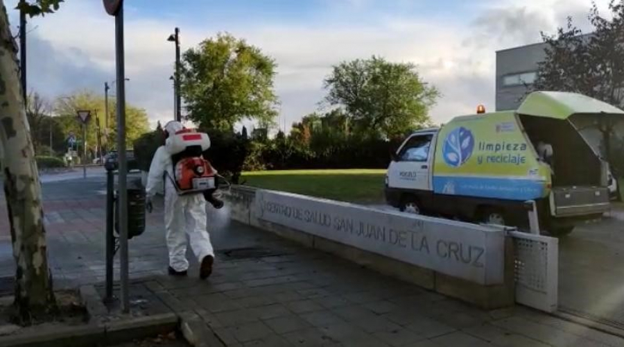 Limpieza en el exterior de un centro de salud