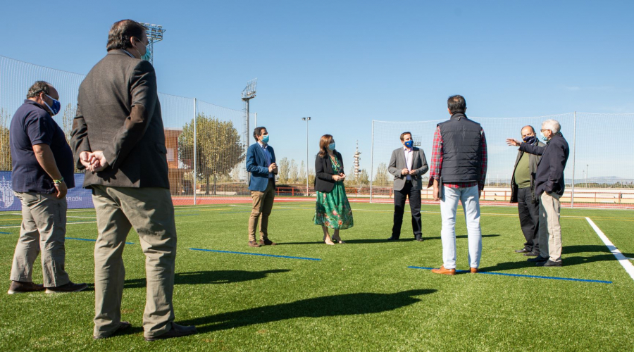 nuevo campo de césped artificial