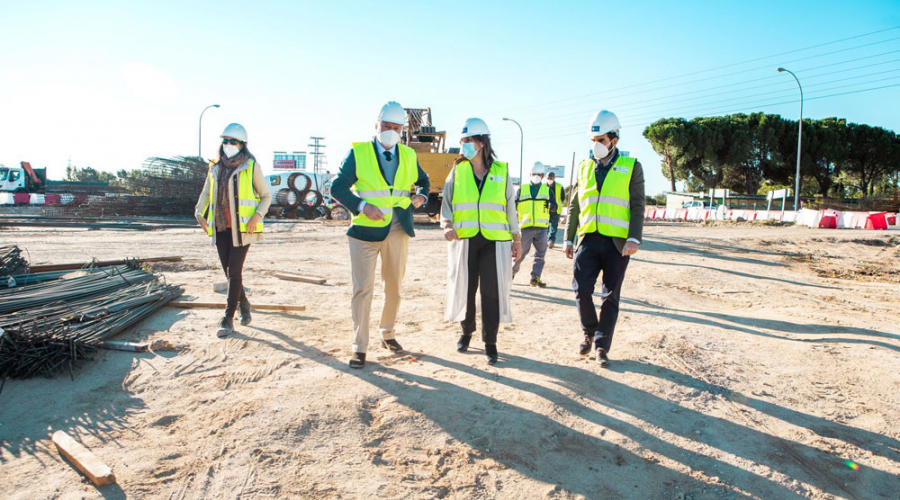 Susana Pérez Quislant, alcaldesa de Pozuelo, visita las obras de soterramiento de la rotonda de la M513 con la M503