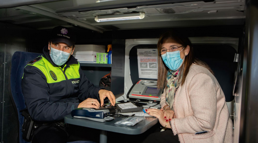 La alcaldesa en el nuvo vehículo de atestados