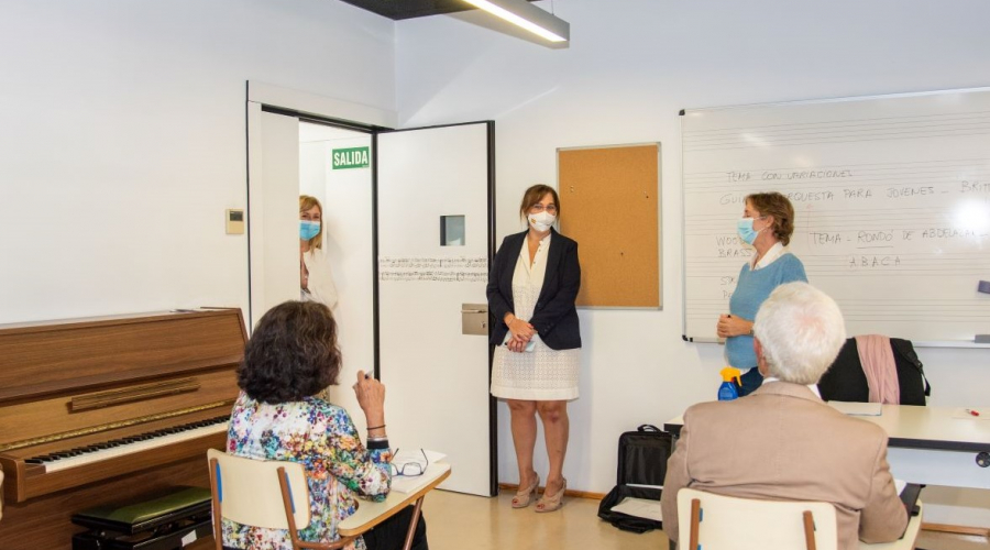 La alcaldesa de Pozuelo, Susana Pérez Quislant, en una visita a la Escuela de Música