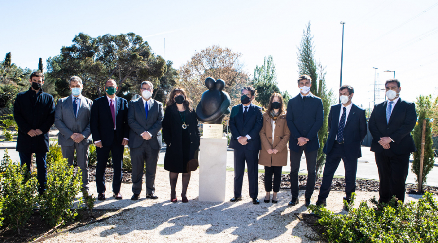 La alcaldesa descubre la escultura homenaje a los fallecidos por la pandemia