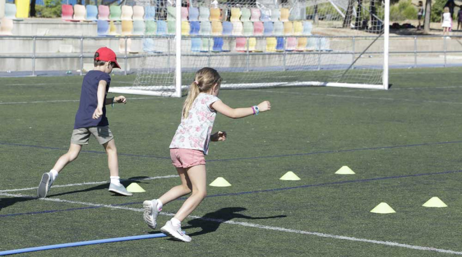 Imagen niños jugando en los campamentos de verano.