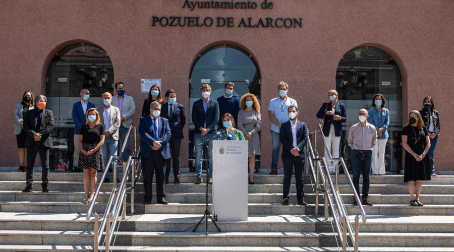 Pozuelo de Alarcón ha guardado este mediodía un minuto de silencio a las puertas del Ayuntamiento