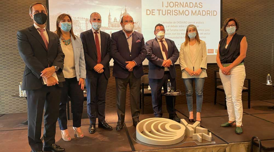 Susana Pérez Quislant, acompañada por los alcaldes de Majadahonda, Navas del Rey y San Lorenzo de El Escorial y por la concejala de Turismo de Alcalá de Henares.