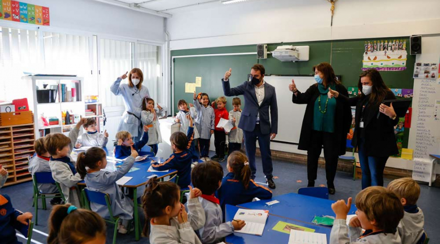 La Alcaldesa Visita El Colegio Escuelas Pías De San Fernando