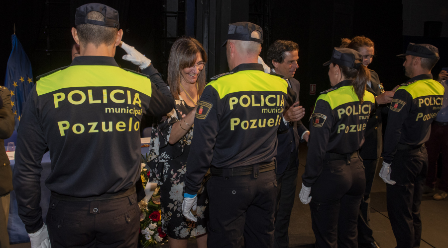 La alcaldesa con Policia Municipal