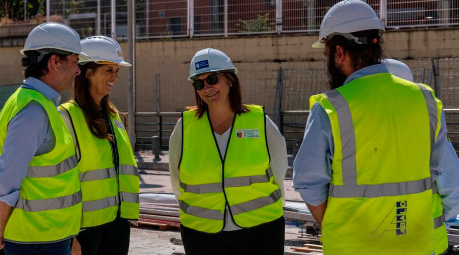 La alcaldesa visita las obras del aparcamiento que se está construyendo en el antiguo Matadero