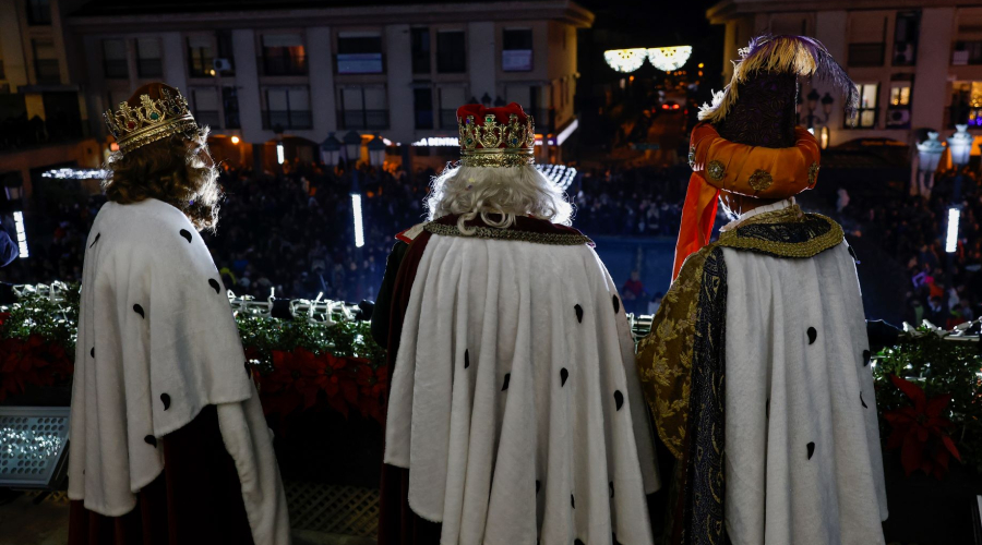 Los REYES MAGOS SALUDAN DESDE EL BALCON DEL AYUNTAMIENTO