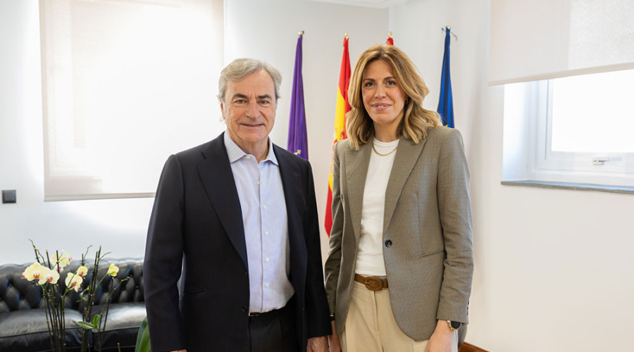 La alcaldesa de Pozuelo, Paloma Tejero, junto al piloto Carlos Sainz