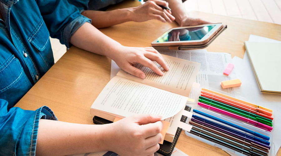 Jóvenes estudiando