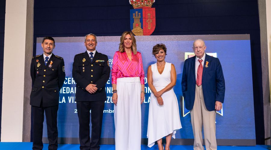 La alcaldesa con los galardonados
