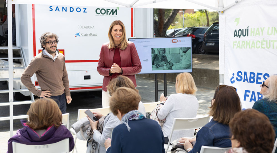 La alcaldesa visita la unidad móvil de farmacias
