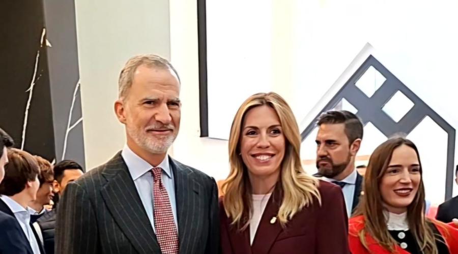 La alcaldesa de Pozuelo junto a su Majestad el Rey