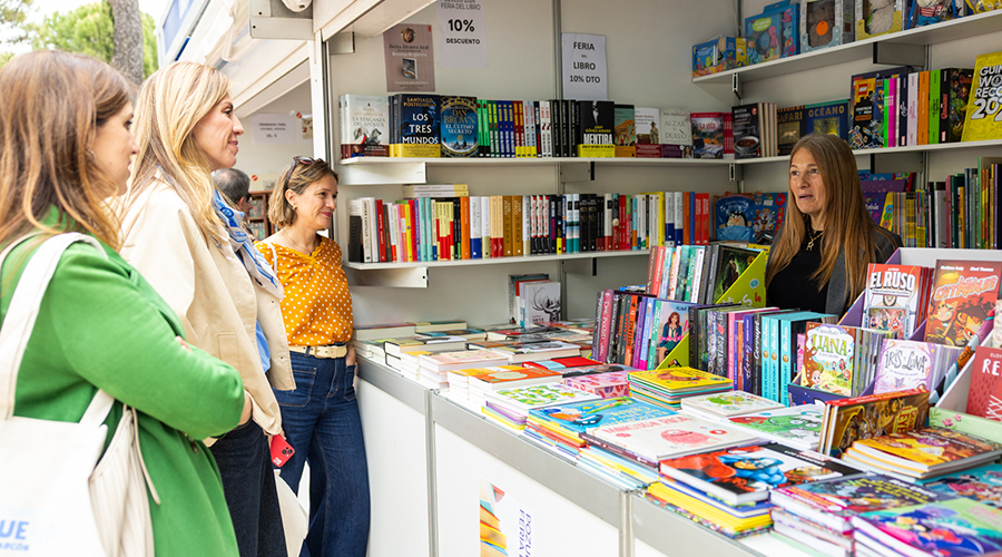 alcaldesa en la feria del libro