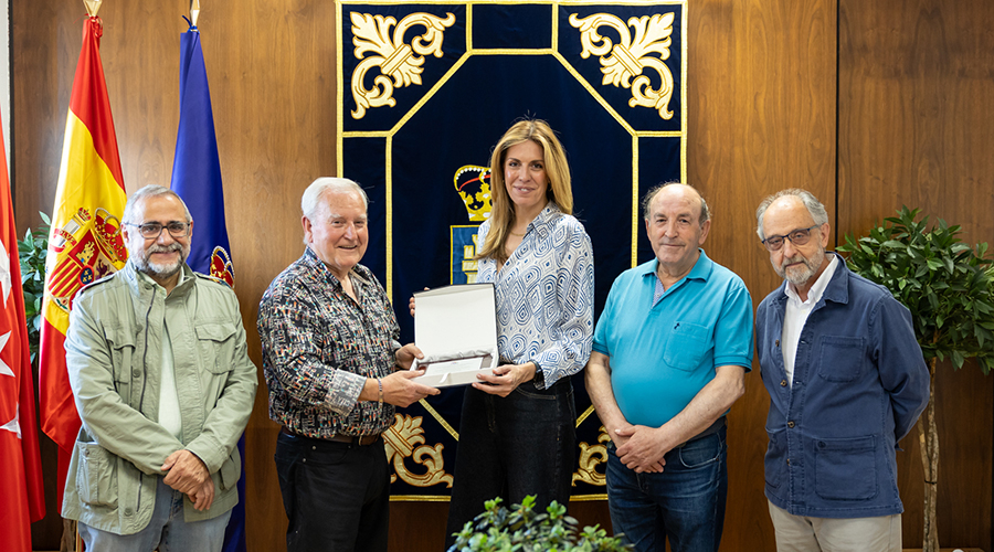La alcaldesa, Paloma Tejero, acompañada del portavoz y coordinador del Gobierno, Félix Alba, y miembros de la junta directiva, encabezados por su presidente, Tomás Toribio. 