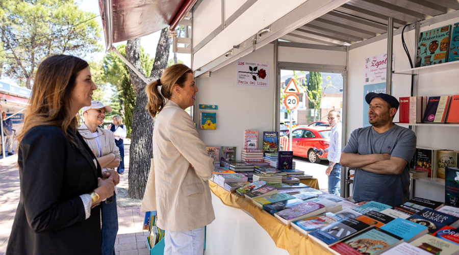 La alcaldesa en una edición anterior de la Feria del Libro