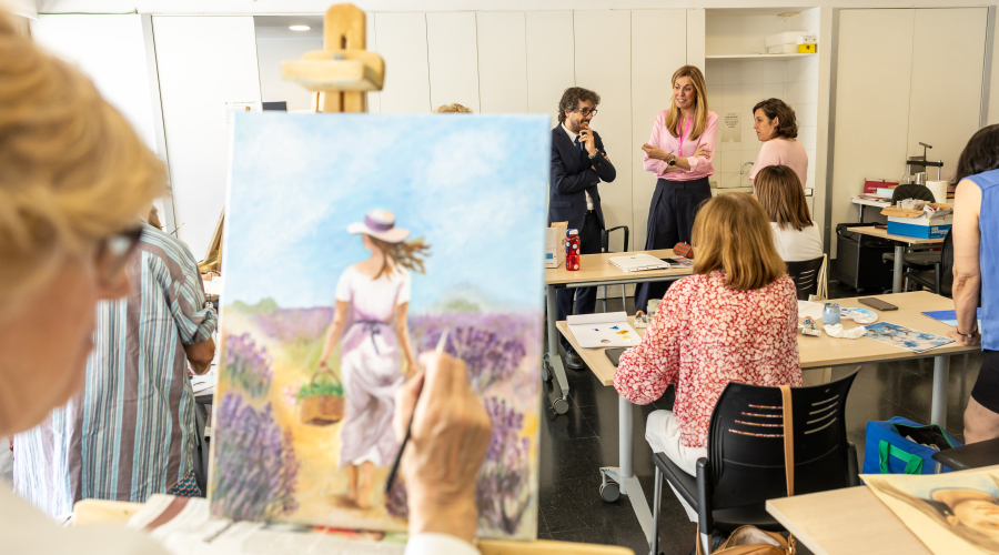 Visita a los talleres de pintura de mayores