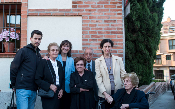 La alcaldesa, Susana Pérez Quislant junto a los familiares del párroco