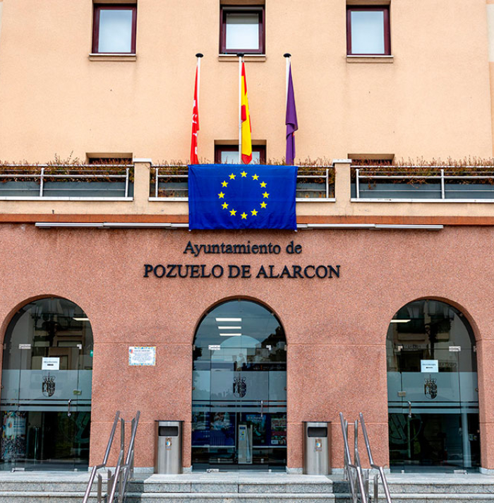 Bandera de la Unión Europea en la fachada del Ayuntamiento