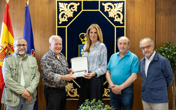 La alcaldesa, Paloma Tejero, acompañada del portavoz y coordinador del Gobierno, Félix Alba, y miembros de la junta directiva, encabezados por su presidente, Tomás Toribio. 