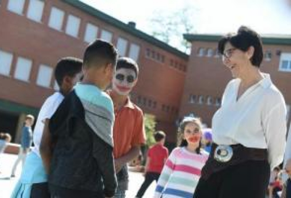 La alcaldesa en su visita al colegio Las Acacias