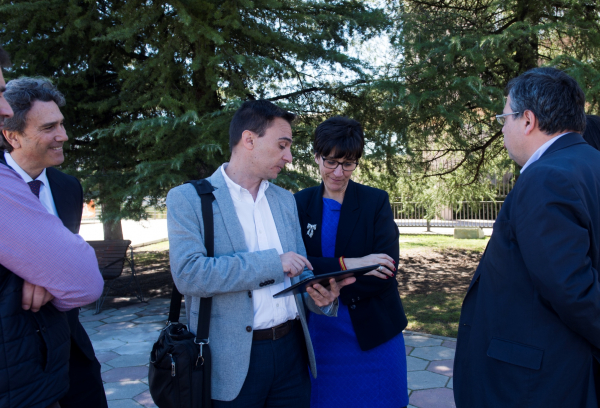 La alcaldesa, Susana Pérez Quislant junto al concejal de Medio Ambiente, Eduardo Oria comprueban el funcionamiento de la telegestión del riego