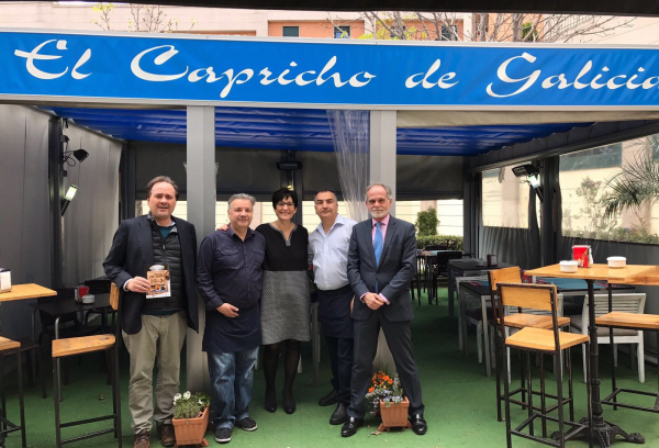 La alcaldesa visitando uno de los restaurantes participantes